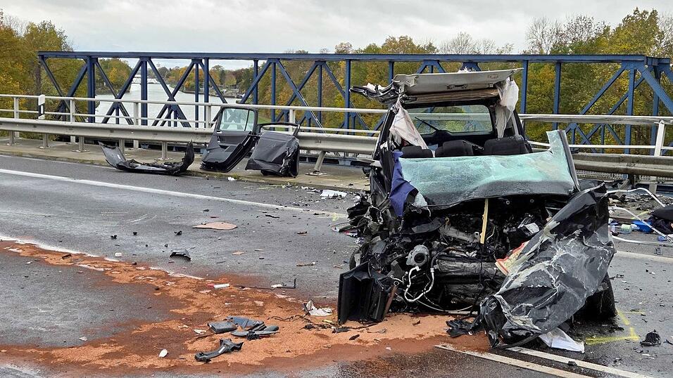 Rettungskräfte sind am Unfallort im Einsatz. Rettungskräfte sind am Unfallort im Einsatz.