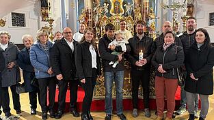 Ben Geiger auf dem Arm seines Paten Matthias Schindlatz, flankiert von seinen Eltern und der übrigen Taufgesellschaft. Ben Geiger auf dem Arm seines Paten Matthias Schindlatz, flankiert von seinen Eltern und der übrigen Taufgesellschaft.