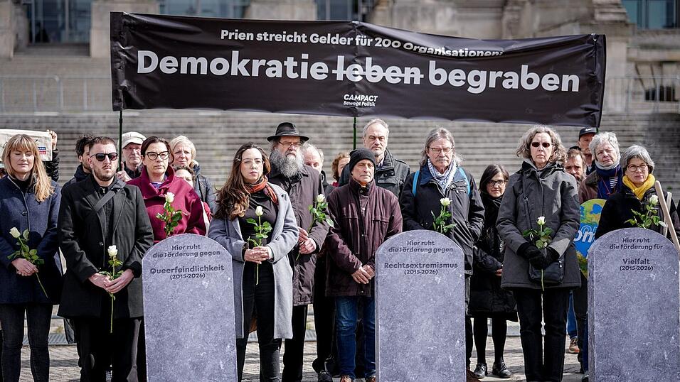 Eine Demonstration am Bundestag wandte sich gegen Einschnitte bei «Demokratie leben!». Eine Demonstration am Bundestag wandte sich gegen Einschnitte bei «Demokratie leben!».