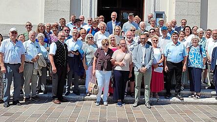 Nach der gemeinsamen Messe in der Kirche St. Giusta in Roana (von links auf den Stufen): Marzia Rigoni (Stadtr&auml;tin), Andrea Valente (Verantwortlicher vom Fremdenverkehrsamt), Roberta Bonato (Stadtr&auml;tin), Alessio Fabris (Stadtrat), Don Lino Prearo (Pfarrer von Roana), vorne mit Weste 5. von links Cimbernvorsitzender Jakob O&szlig;ner, vorne in der Mitte mit wei&szlig;em T-Shirt die zweite B&uuml;rgermeisterin von Velden, Melanie Nagy.