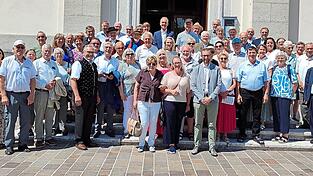 Nach der gemeinsamen Messe in der Kirche St. Giusta in Roana (von links auf den Stufen): Marzia Rigoni (Stadträtin), Andrea Valente (Verantwortlicher vom Fremdenverkehrsamt), Roberta Bonato (Stadträtin), Alessio Fabris (Stadtrat), Don Lino Prearo (Pfarrer von Roana), vorne mit Weste 5. von links Cimbernvorsitzender Jakob Oßner, vorne in der Mitte mit weißem T-Shirt die zweite Bürgermeisterin von Velden, Melanie Nagy. Nach der gemeinsamen Messe in der Kirche St. Giusta in Roana (von links auf den Stufen): Marzia Rigoni (Stadträtin), Andrea Valente (Verantwortlicher vom Fremdenverkehrsamt), Roberta Bonato (Stadträtin), Alessio Fabris (Stadtrat), Don Lino Prearo (Pfarrer von Roana), vorne mit Weste 5. von links Cimbernvorsitzender Jakob Oßner, vorne in der Mitte mit weißem T-Shirt die zweite Bürgermeisterin von Velden, Melanie Nagy.