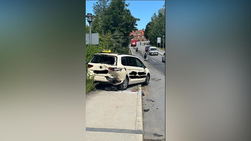 Als erstes kollidierte das Auto mit einem Taxi. Als erstes kollidierte das Auto mit einem Taxi.