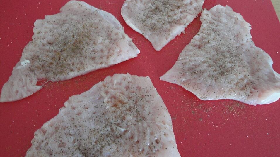 Die halbierten Putenschnitzel klopfen, salzen und pfeffern.