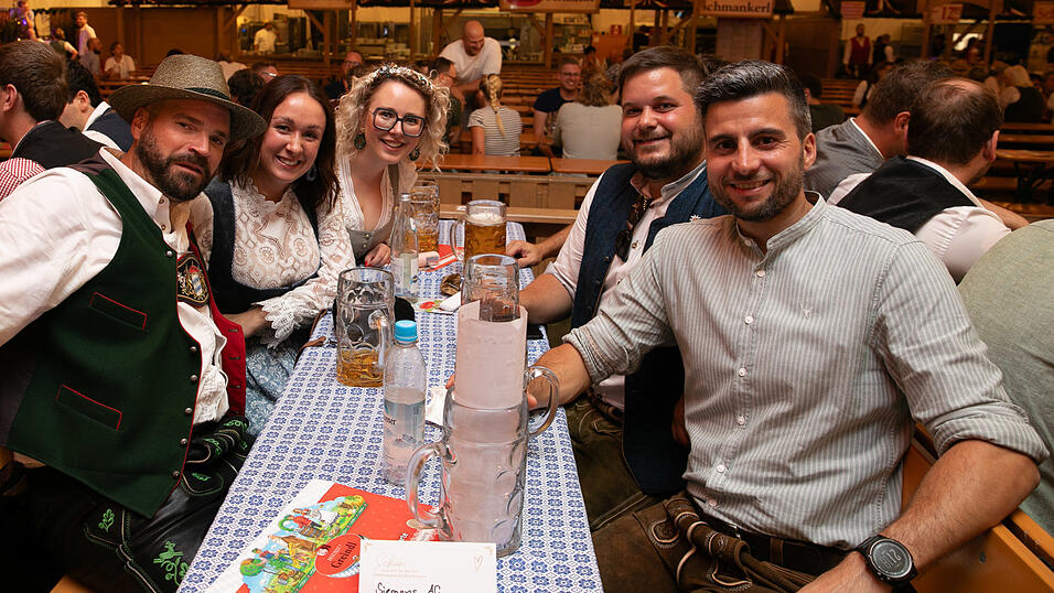 Die Partybilder vom Montag, 11. August, aus dem Festzelt Greindl. Die Partybilder vom Montag, 11. August, aus dem Festzelt Greindl.
