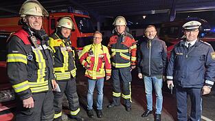 Gegen 18.15 Uhr konnten die Einsatzleiter Entwarnung geben. Bad Kötztings Bürgermeister Markus Hofmann (2.v.r.) bedankte sich am Montagabend bei allen Aktiven der Feuerwehren, der Polizei Bad Kötzting und den Rettungskräften des BRK Cham für ihre Hilfe. Gegen 18.15 Uhr konnten die Einsatzleiter Entwarnung geben. Bad Kötztings Bürgermeister Markus Hofmann (2.v.r.) bedankte sich am Montagabend bei allen Aktiven der Feuerwehren, der Polizei Bad Kötzting und den Rettungskräften des BRK Cham für ihre Hilfe.