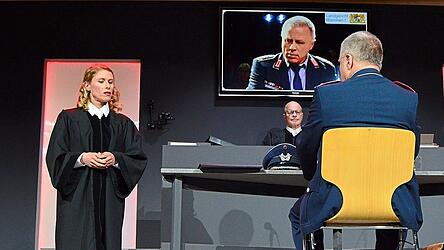 Die Staatsanw&auml;ltin (Carina Einloft) befragt Oberstleutnant Lauterbach (Markus John).