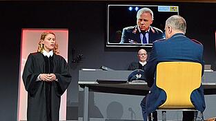 Die Staatsanw&auml;ltin (Carina Einloft) befragt Oberstleutnant Lauterbach (Markus John).