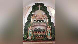 In der Pfarrkirche Haibach erhebt sich zur Osterzeit ein besonderes Kunstwerk von beeindruckender Dimension: das &bdquo;Heilige Grab&ldquo;.