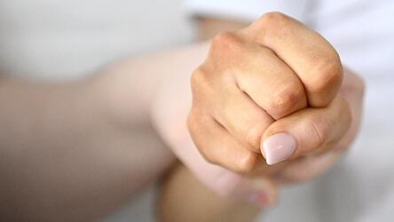 Mehrere Fälle hat die Polizei dokumentiert, in denen der 38-Jährige handgreiflich gegen seine Partnerin wurde. Auch Gegenstände wie eine Fernbedienung, einen Bilderrahmen und einen Vibrator soll er nach der Landshuterin geworfen haben. (Symbolbild) Mehrere Fälle hat die Polizei dokumentiert, in denen der 38-Jährige handgreiflich gegen seine Partnerin wurde. Auch Gegenstände wie eine Fernbedienung, einen Bilderrahmen und einen Vibrator soll er nach der Landshuterin geworfen haben. (Symbolbild)