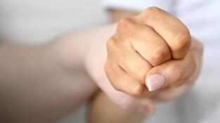 Mehrere Fälle hat die Polizei dokumentiert, in denen der 38-Jährige handgreiflich gegen seine Partnerin wurde. Auch Gegenstände wie eine Fernbedienung, einen Bilderrahmen und einen Vibrator soll er nach der Landshuterin geworfen haben. (Symbolbild) Mehrere Fälle hat die Polizei dokumentiert, in denen der 38-Jährige handgreiflich gegen seine Partnerin wurde. Auch Gegenstände wie eine Fernbedienung, einen Bilderrahmen und einen Vibrator soll er nach der Landshuterin geworfen haben. (Symbolbild)