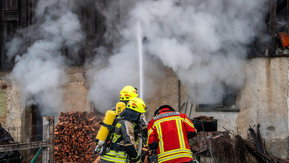 Auf einem Hof in Niederalteich ist ein Feuer ausgebrochen. Die Feuerwehr bek&auml;mpfte die Flammen.