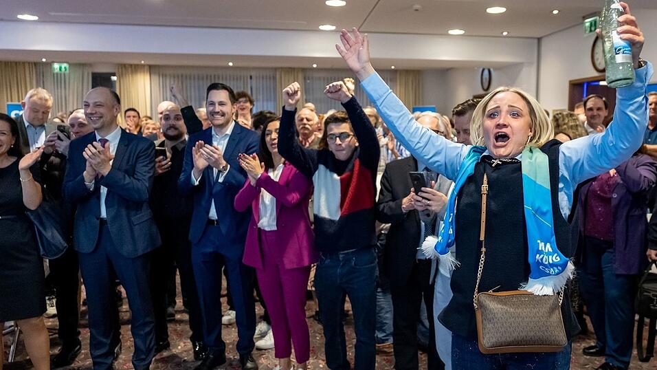 Jubel bei der CSU in N&uuml;rnberg - der Amtsinhaber wird mit deutlichem Vorsprung und damit als klarer Favorit in die Stichwahl um die Oberb&uuml;rgermeister-Wahl gehen.