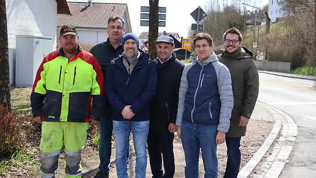 Bürgermeister Josef Schütz (Dritter von rechts) informierte mit den Projektbeteiligten über die Arbeiten in der Gschwelltal- und Bayerwaldstraße. Von links: Wolfgang Solleder, Ewald Bosl, Alexander Amann, Raphael Beil und Daniel Reichl. Bürgermeister Josef Schütz (Dritter von rechts) informierte mit den Projektbeteiligten über die Arbeiten in der Gschwelltal- und Bayerwaldstraße. Von links: Wolfgang Solleder, Ewald Bosl, Alexander Amann, Raphael Beil und Daniel Reichl.
