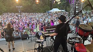 Beim Open-Air-Konzert der Café Zinnober Big Band herrschte Partystimmung im Kurpark. Beim Open-Air-Konzert der Café Zinnober Big Band herrschte Partystimmung im Kurpark.