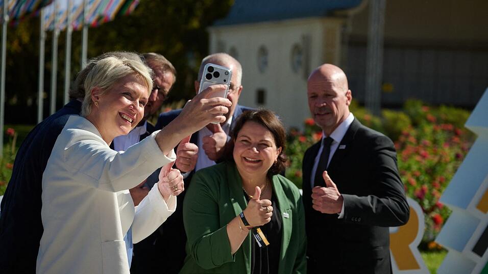 Mecklenburg-Vorpommerns Ministerpräsidentin Manuela Schwesig (l) und Sportministerin Stefanie Drese (2.v.r) hofften vergebens auf den Zuschlag für Rostock-Warnemünde. Mecklenburg-Vorpommerns Ministerpräsidentin Manuela Schwesig (l) und Sportministerin Stefanie Drese (2.v.r) hofften vergebens auf den Zuschlag für Rostock-Warnemünde.