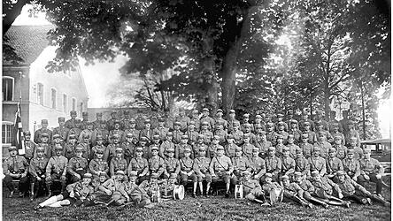 Das Foto, datiert auf das Jahr 1935, zeigt einen SA-Trupp auf dem Viehmarktplatz.