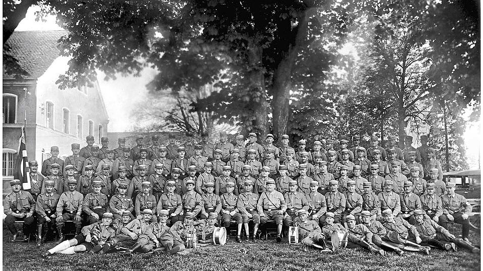 Das Foto, datiert auf das Jahr 1935, zeigt einen SA-Trupp auf dem Viehmarktplatz.