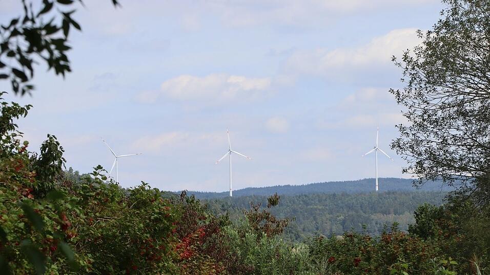 Rund um die drei Windräder am Schiederhof könnten bis zu neun weitere Anlagen hinzukommen - maximal drei auf Wörther Gebiet. Rund um die drei Windräder am Schiederhof könnten bis zu neun weitere Anlagen hinzukommen - maximal drei auf Wörther Gebiet.