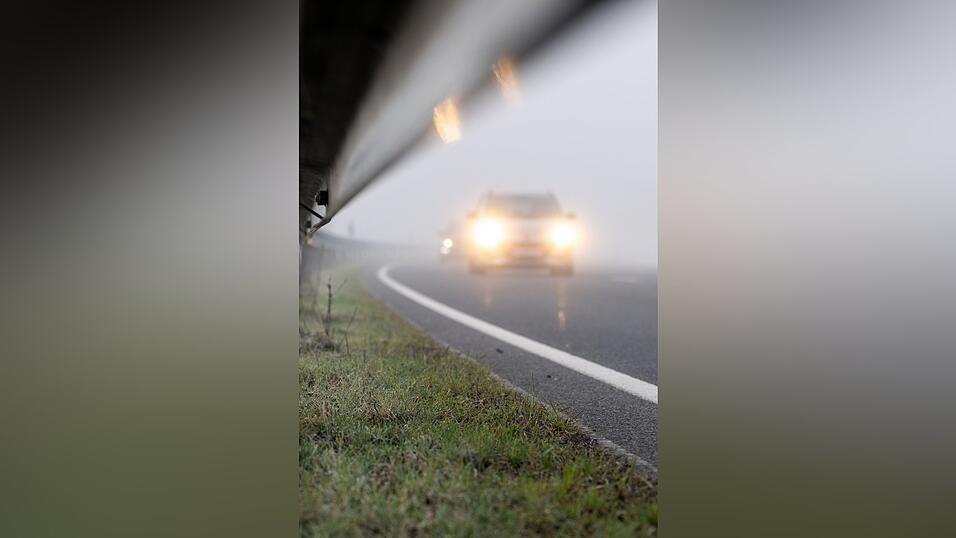 Der Nebel im &Uuml;bergang von Winter auf Fr&uuml;hling kann schon so manche Sicht einschr&auml;nken - manchmal ist aber auch die Nebelschlussleuchte des Vordermanns daran schuld.