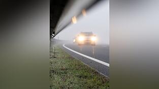 Der Nebel im &Uuml;bergang von Winter auf Fr&uuml;hling kann schon so manche Sicht einschr&auml;nken - manchmal ist aber auch die Nebelschlussleuchte des Vordermanns daran schuld.