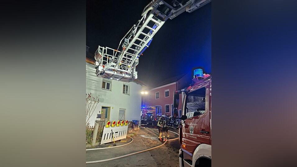 Die FFW Waldmünchen rückte mit Drehleiter an. Die FFW Waldmünchen rückte mit Drehleiter an.