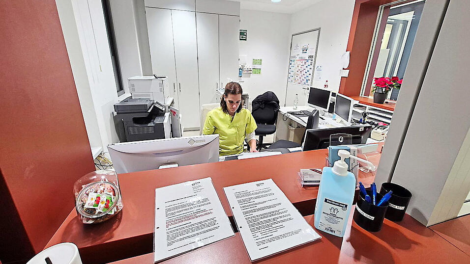 Das Fenster an der Anmeldung zur Bereitschaftspraxis.