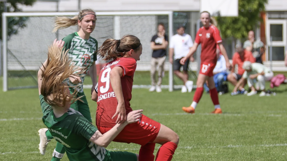 Die FCA-Frauen hatten bei der 1:4-Heimniederlage gegen den SV Thenried - wie in dieser Szene Stürmerin Lena Hasenclever (in Rot) - keinen leichten Stand. Die Thenrieder Damen konnte sich in entscheidenden Szenen durchsetzen. Die FCA-Frauen hatten bei der 1:4-Heimniederlage gegen den SV Thenried - wie in dieser Szene Stürmerin Lena Hasenclever (in Rot) - keinen leichten Stand. Die Thenrieder Damen konnte sich in entscheidenden Szenen durchsetzen.