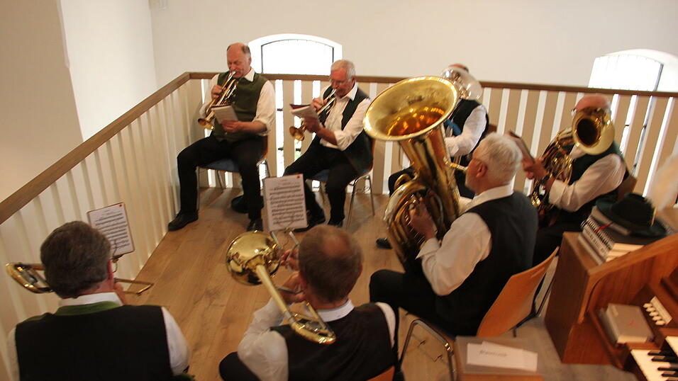 In der Nikolauskirche in Steinbühl fand die Pfingstreitermesse statt. In der Nikolauskirche in Steinbühl fand die Pfingstreitermesse statt.