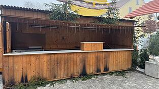 An den Buden sind teils deutliche Brandspuren zu entdecken.