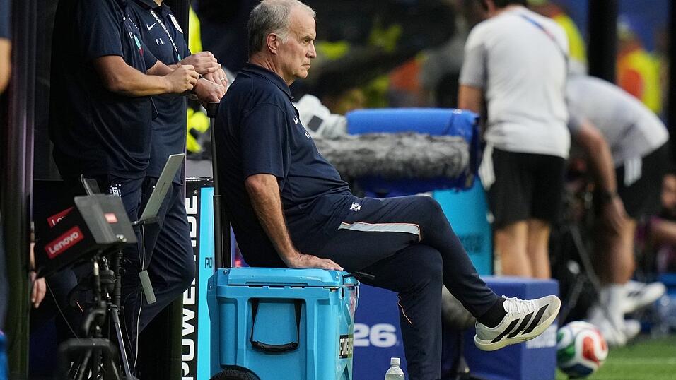 Uruguay Nationaltrainer Marcelo Bielsa verfolgte das Spiel meist auf einer Kühlbox sitzend. Uruguay Nationaltrainer Marcelo Bielsa verfolgte das Spiel meist auf einer Kühlbox sitzend.