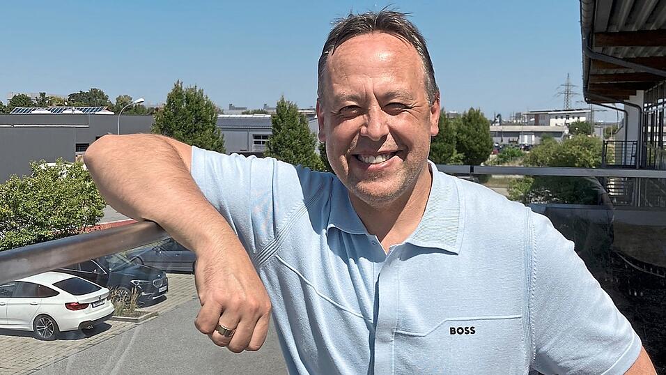 Eineinhalb Stunden nimmt sich ein gutgelaunter Marco Sturm Zeit für das Interview mit unserer Mediengruppe. Das ist nicht selbstverständlich, denn der Trainer der Boston Bruins ist auch während seines Heimataufenthalts viel beschäftigt. Eineinhalb Stunden nimmt sich ein gutgelaunter Marco Sturm Zeit für das Interview mit unserer Mediengruppe. Das ist nicht selbstverständlich, denn der Trainer der Boston Bruins ist auch während seines Heimataufenthalts viel beschäftigt.