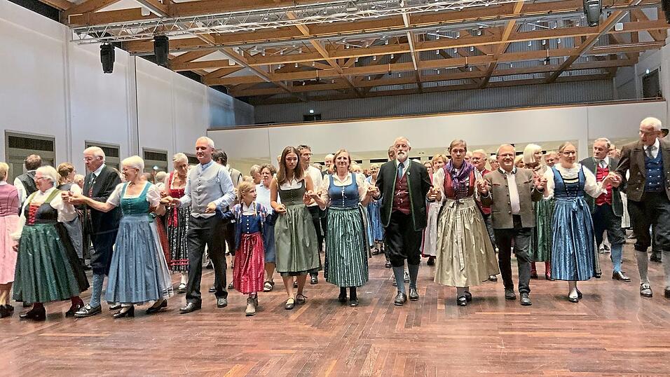 Die Gäste eröffneten den Tanznachmittag gemeinsam mit einer Polonaise. Die Gäste eröffneten den Tanznachmittag gemeinsam mit einer Polonaise.
