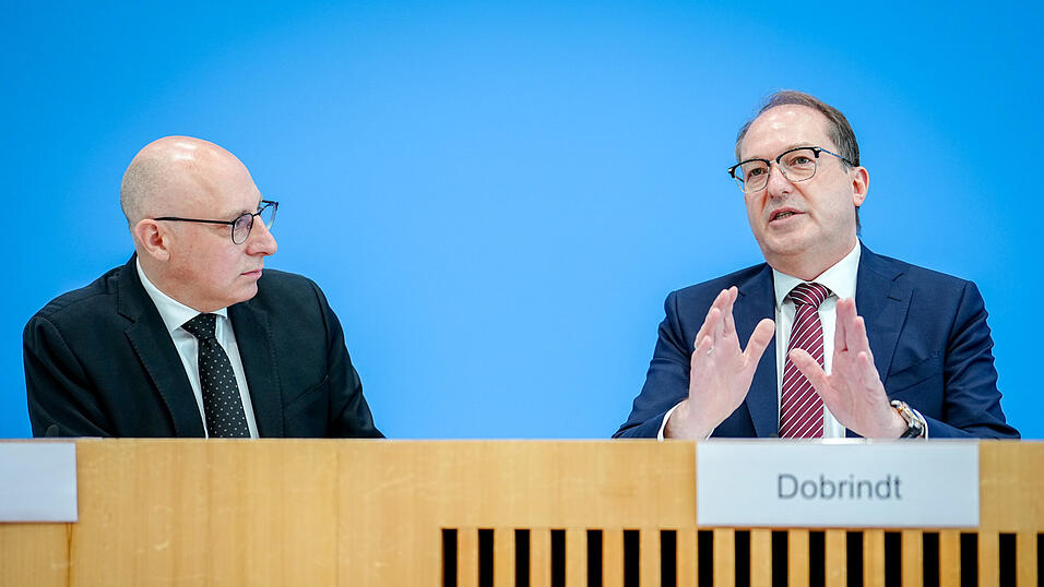 Bundesinnenminister Alexander Dobrindt (r.) und Sinan Selen, Vizepr&auml;sident des Bundesamtes f&uuml;r Verfassungsschutz, stellen den Verfassungsschutzbericht 2024 vor. Demnach gebe es deutlich mehr Extremisten.