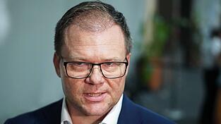 Umweltminister Carsten Schneider hatte mehrfach angekündigt, das Klimaschutzprogramm zum Jahresende präsentieren zu wollen. (Archivbild) Umweltminister Carsten Schneider hatte mehrfach angekündigt, das Klimaschutzprogramm zum Jahresende präsentieren zu wollen. (Archivbild)