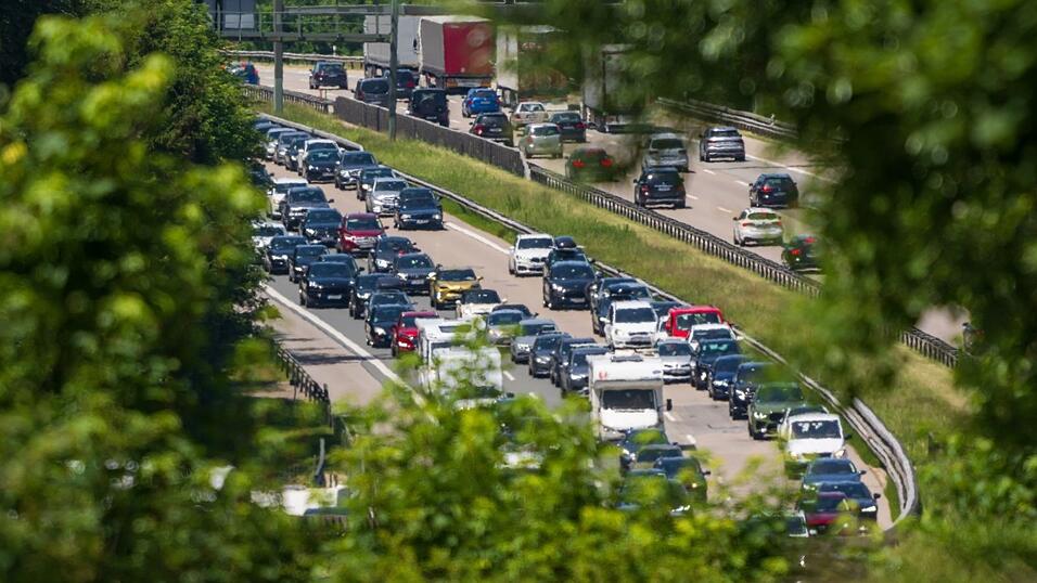 Auf der A8 zwischen M&uuml;nchen und Salzburg kann es Pflingsten immer eng werden. (Archivbild)
