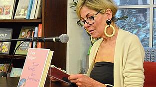Lea Singer stellte ihren Roman „Eine Frage des Formats“ samt seiner Hintergründe in Barbaras Bücherstube vor. Lea Singer stellte ihren Roman „Eine Frage des Formats“ samt seiner Hintergründe in Barbaras Bücherstube vor.
