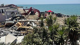 Abrissbagger statt Strandbesucher: In Ostia wird abgerissen. Abrissbagger statt Strandbesucher: In Ostia wird abgerissen.