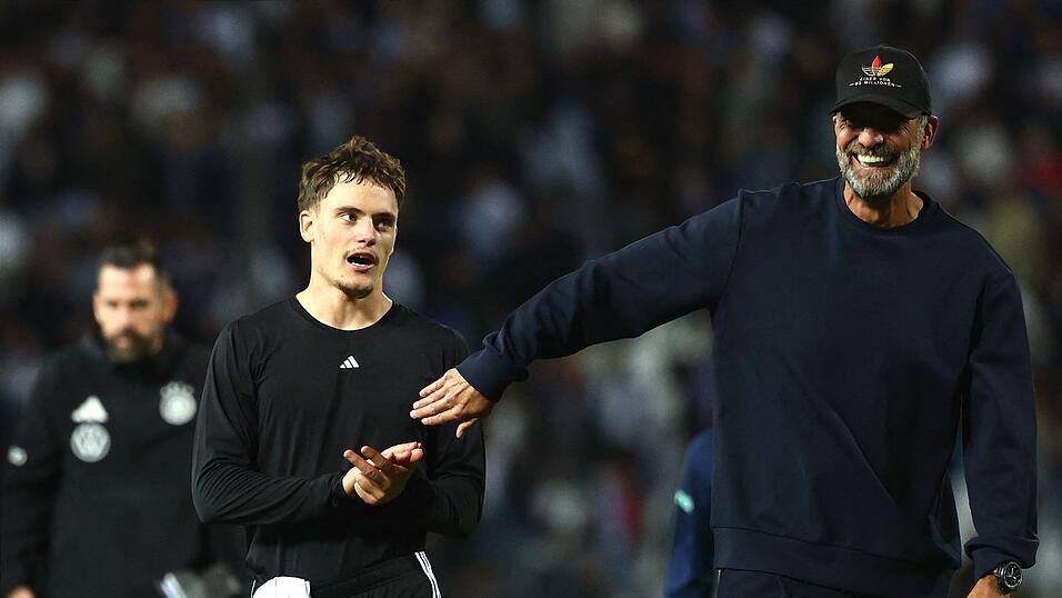 Kein Grund f&uuml;r Tr&uuml;bsal: Der Bundestrainer mit Kapit&auml;n Florian Wirtz nach dem 0:0 gegen Griechenland.