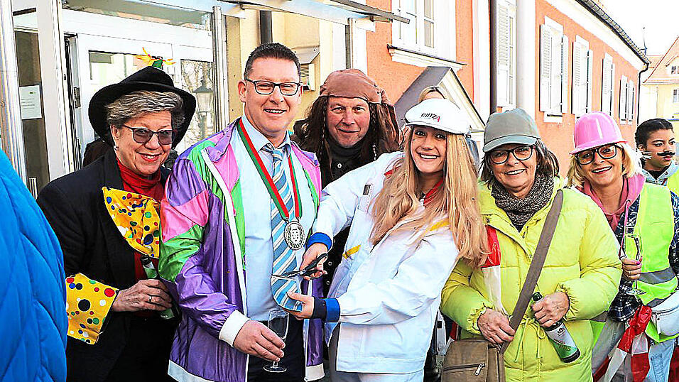 Seine Krawatte ist B&uuml;rgermeister Helmut Fichtner am Unsinnigen Donnerstag losgeworden. Faschingsprinzessin Patricia setzte pers&ouml;nlich die Schere an.