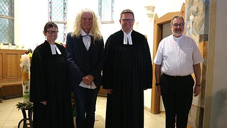 'Wir haben einen neuen Bezirkskantor' strahlen: Dekanin Ulrike Dittmar, Bezirkskantor Alexander Lang, Kirchenrat Wolfgang B&ouml;hm und Pfarrer Roland B&ouml;hml&auml;nder.