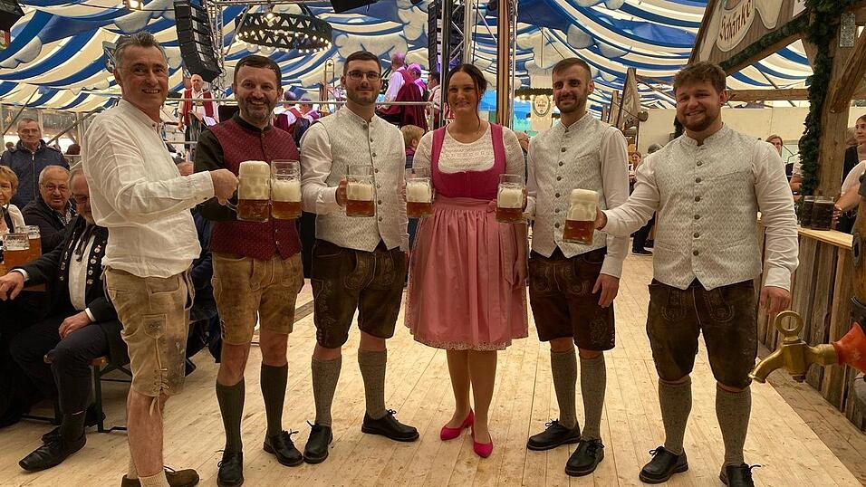 Festwirt, B&uuml;rgermeister und Pfingstbrautpaar sto&szlig;en auf ein sch&ouml;nes Pfingstfest 2024 an.