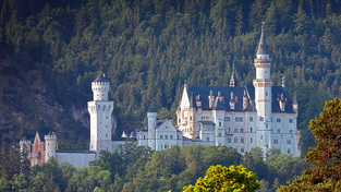 Das Schloss Neuschwanstein im Morgenlicht. Es ist in drei Jahrzehnten für 40 Millionen Euro saniert worden.