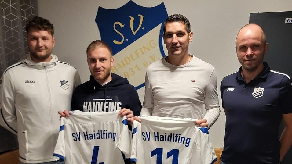 Wollen den SV Haidlfing in der Kreisliga halten: (v.l.) 3. Vorsitzender Max Reithmaier, Spielertrainer Christoph Stoiber, Spielertrainer Daniel Stavlic und 2. Vorsitzender Stephan Mayer.