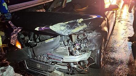 Dieser Audi krachte in der Silvesternacht bei Kirchroth in die Mittelleitplanke.