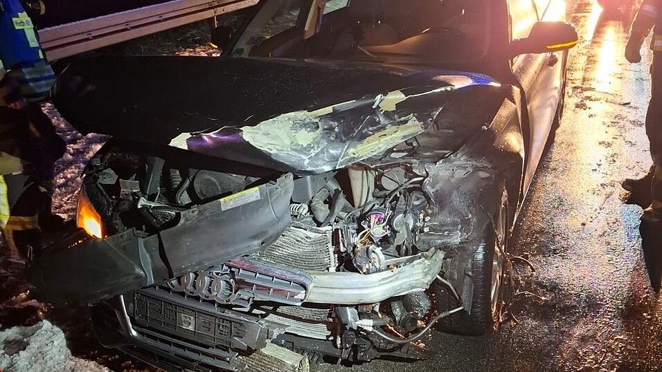 Dieser Audi krachte in der Silvesternacht bei Kirchroth in die Mittelleitplanke. Dieser Audi krachte in der Silvesternacht bei Kirchroth in die Mittelleitplanke.