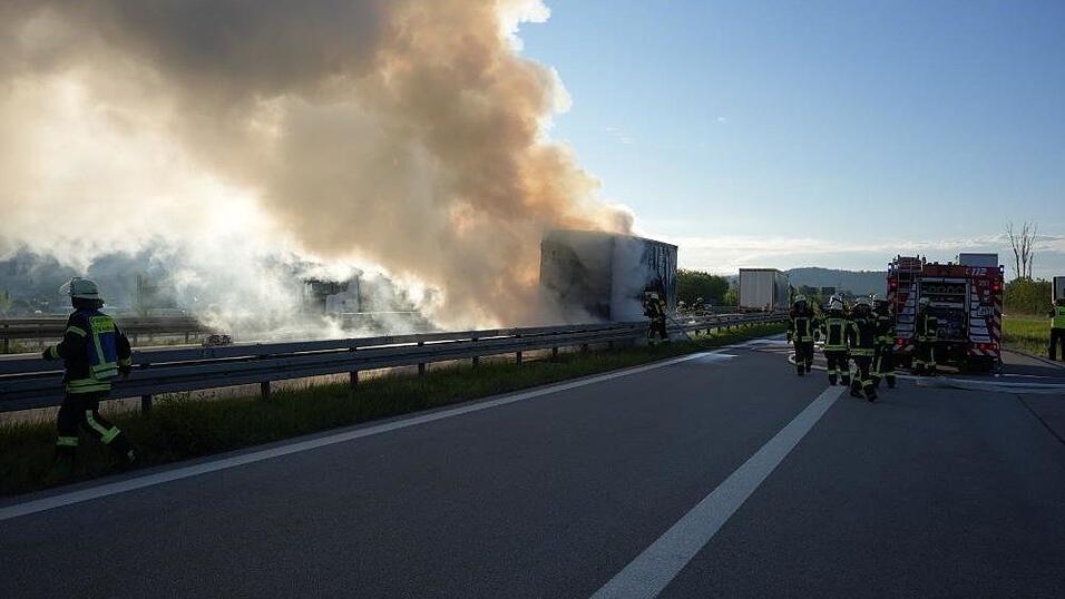 Auf der A3 bei Metten ist ein Lastwagen in Vollbrand geraten. Die Fahrbahn Richtung Passau wurde komplett gesperrt.
