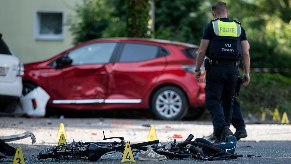 Ein zerst&ouml;rtes Fahrrad, ein verlorener Schuh auf der Fahrbahn - eine Frau hat drei Kinder angefahren.
