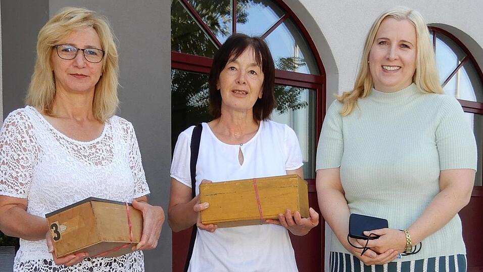 Begeistert von dem archivarisch wertvollen Bildmaterial aus dem Nachlass der Kollnburgerin Maria Grotz waren bei der &Uuml;bergabe der digitalen Daten, die von der Gotteszeller Fotografenmeisterin Claudia Ratzka (li.) bearbeitet wurden, die ehrenamtliche Archivpflegerin f&uuml;r den Altlandkreis Viechtach Eva Bauernfeind (Mitte) und Kollnburgs B&uuml;rgermeisterin Josefa Schmid (re.).