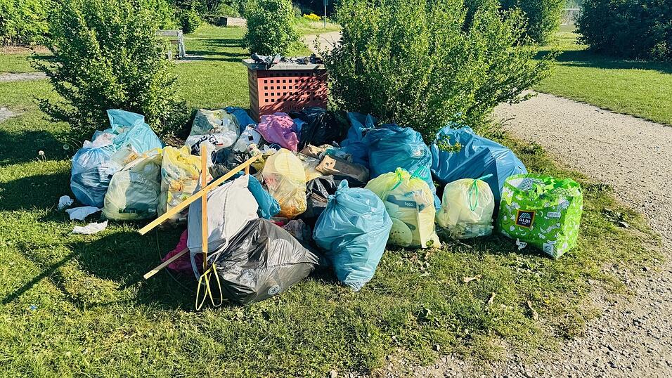 Drei Bauhofmitarbeiter waren im Einsatz, um den Müll vom 1. Mai zu beseitigen.
