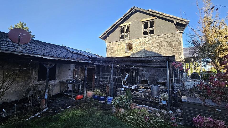 Das Feuer brach in einem Anbau hinter der Garage aus.
